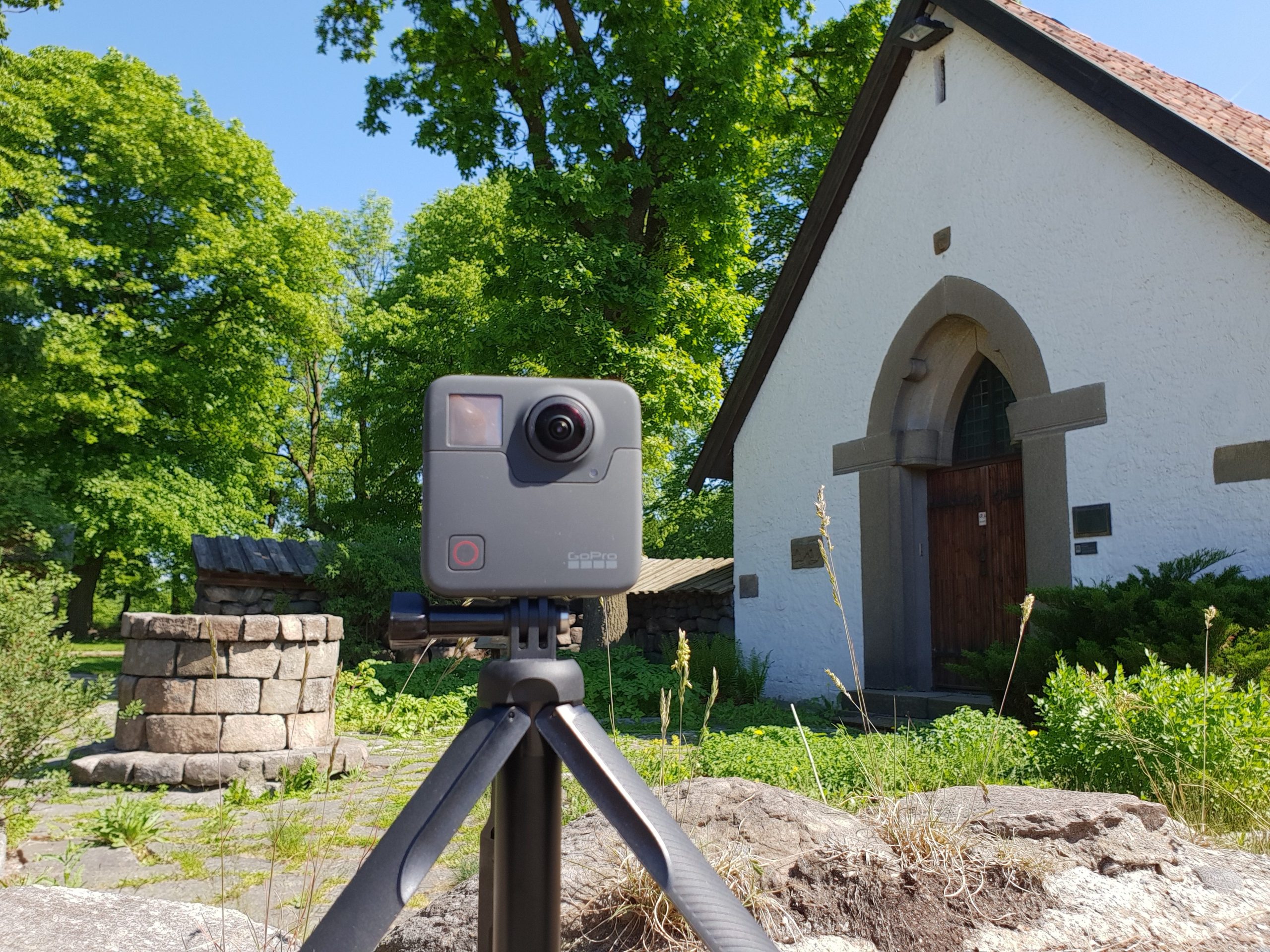 Bilde av et GoPro kamera utenfor kapellet på Borgarsyssel Museum